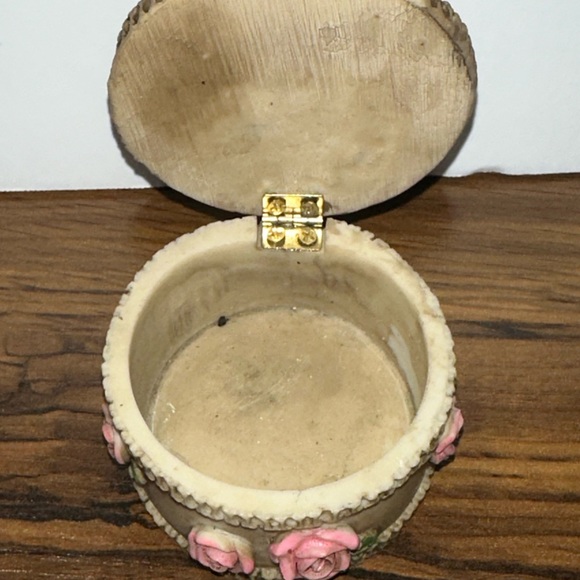 SKULL TRINKET BOX WITH RED ROSES 8CM RESIN GOTHIC THEME - Picture 2 of 3